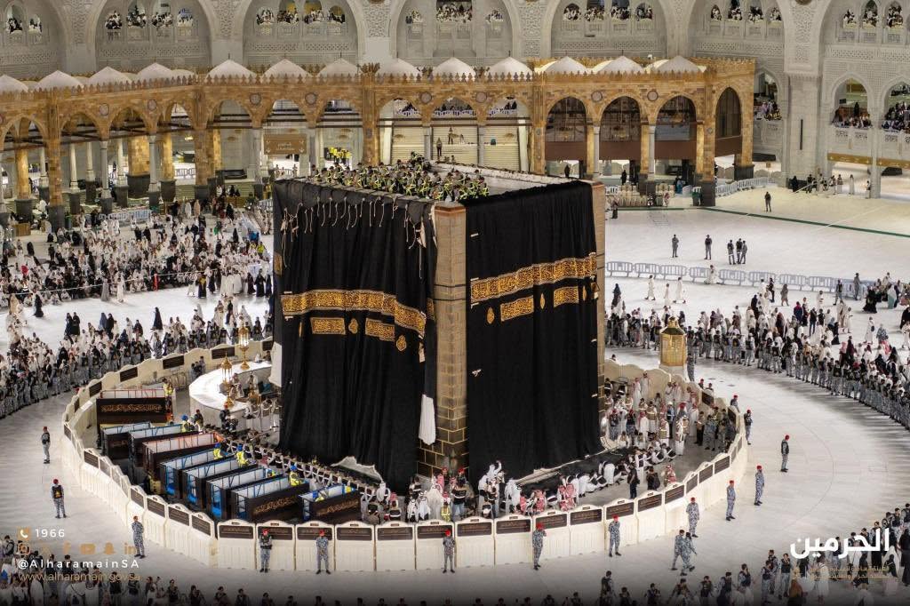 نئے اسلامی سال کا آغاز: مکہ مکرمہ میں محرم الحرام کا چاند نظر آتے ہی غلافِ کعبہ کی تبدیلی کی روح پرور تقریب مکمل