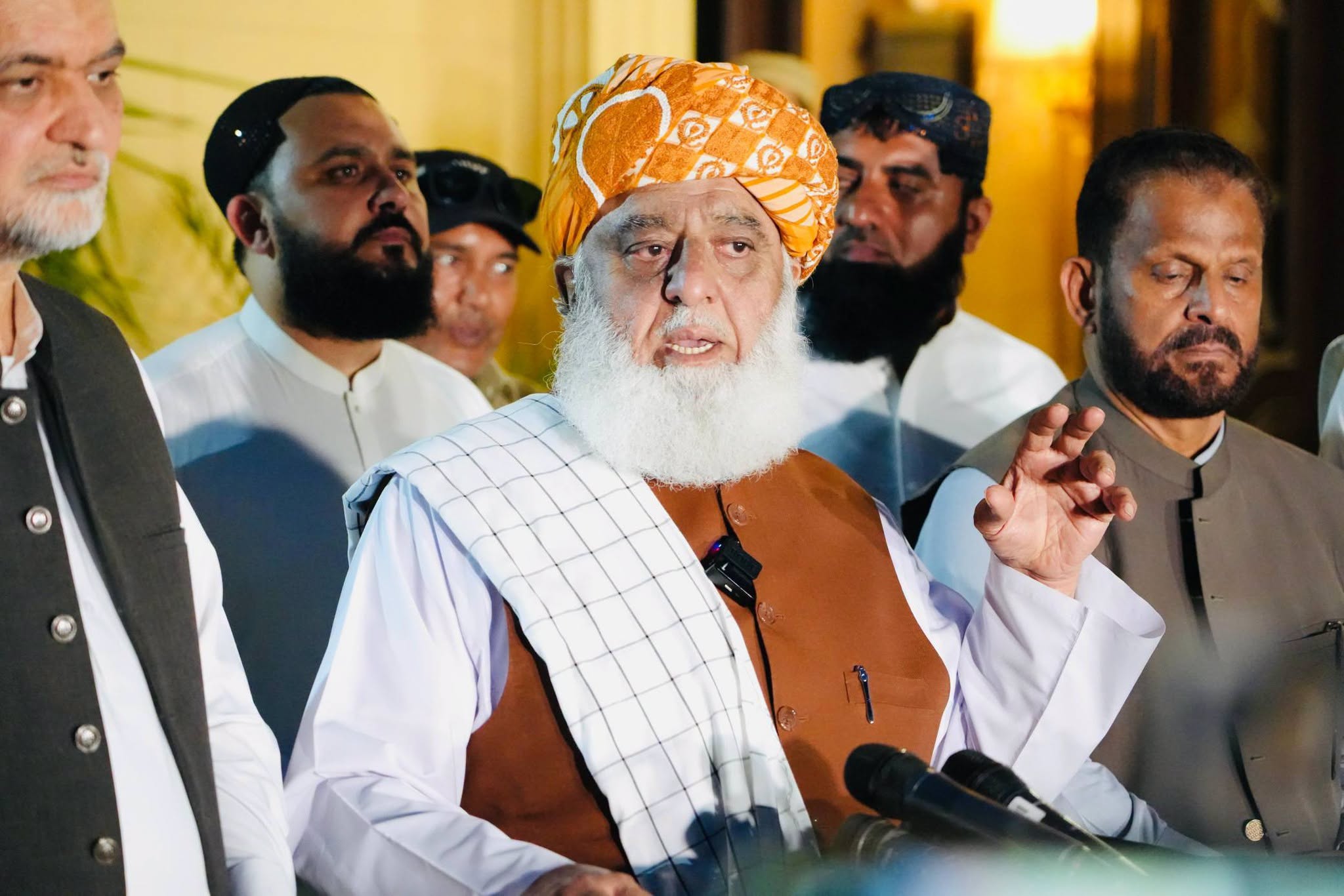حکمران جماعتیں عوام میں جانے کا حوصلہ نہیں رکھتیں؛ بدامنی کے ماحول میں عوامی اجتماعات سے ہی امن کو فروغ ملے گا، مولانا فضل الرحمان۔