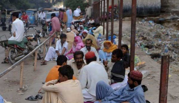 پاکستان میں غربت کی بڑھتی ہوئی شرح  سے ایک سال میں 8 لاکھ شہری بیرون ملک جانے پر مجبور 