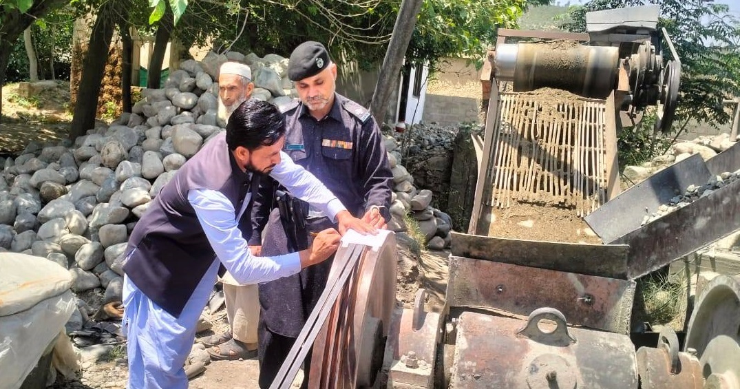 باجوڑ: غیر قانونی کرش پلانٹس کے خلاف کارروائی، متعدد یونٹس سیل