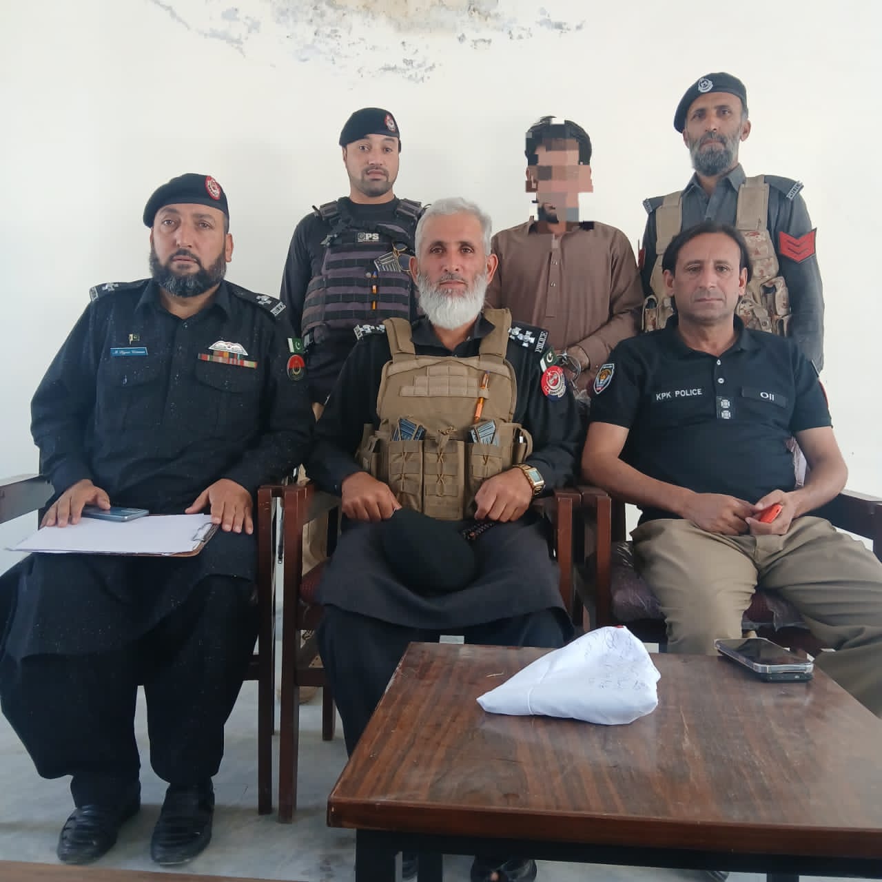  باجوڑ پولیس. عوام کی محافظ، انصاف کی ضامن. تھانہ خار پولیس کی اہم کارروائی، والد کے قتل میں ملوث ملزم بشیر احمد سکنہ خار گرفتار