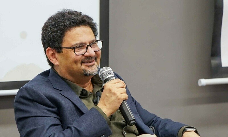  پٹرولیم قیمتیں برقرار رکھ کر حکومت نے خود فائدہ اٹھایا، عوام کو محروم رکھا؛ سابق وزیرِ خزانہ مفتاح اسماعیل