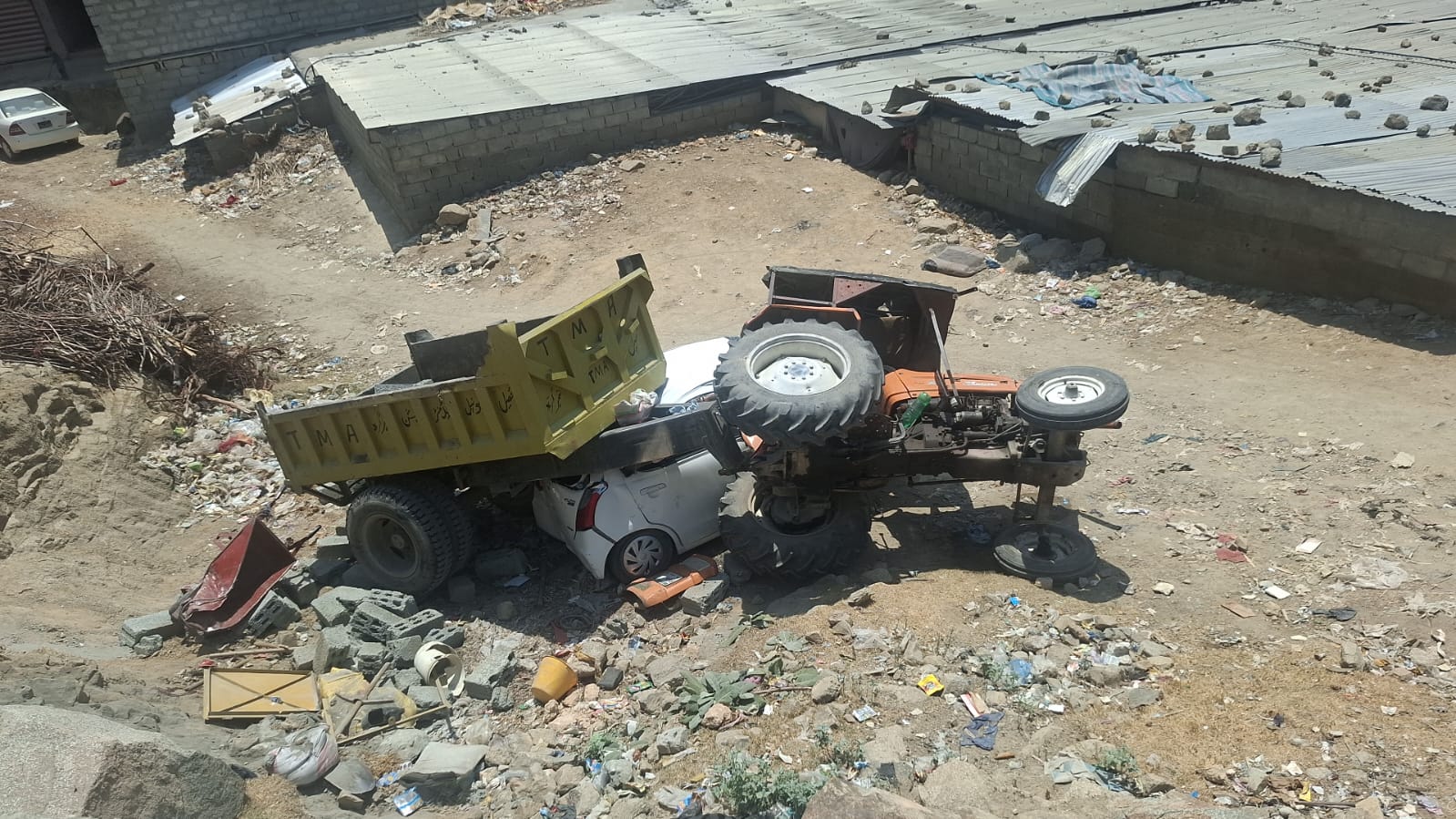 تیمرگرہ میں ٹی ایم اے کی بے قابو ٹرالی کھائی میں گرنے اور کار کچلے جانے سے ایک شخص ہسپتال میں دم توڑ گیا۔