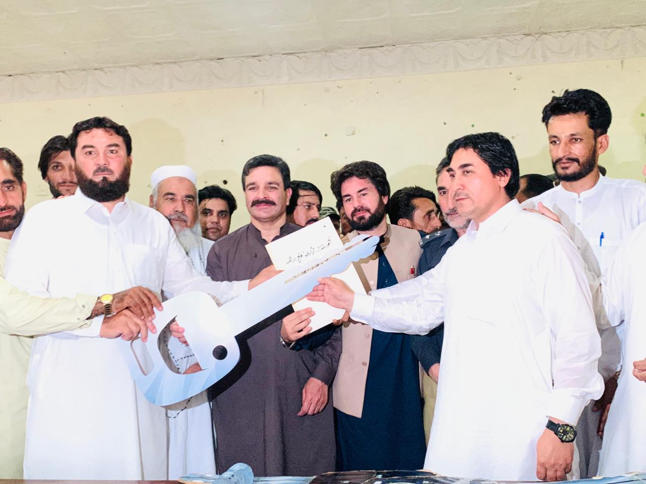باجوڑ: وزیر مملکت مبارک زیب خان کے جانب سے پانچ تعلیمی اداروں کو جدید بسیں فراہم 