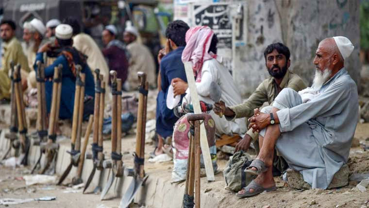 وفاقی بجٹ: مزدوروں کی کم از کم ماہانہ اجرت میں 10 فیصد اضافہ تجویز