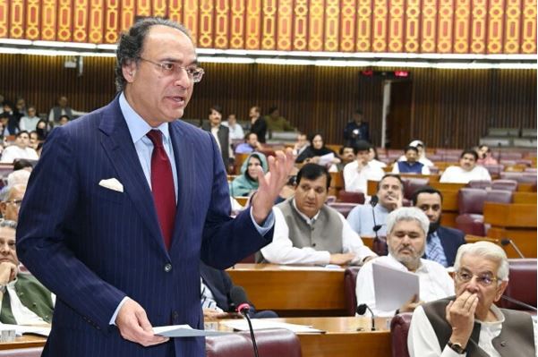 بجٹ 2026-27: تنخواہ دار طبقے کو ریلیف، سوشل میڈیا آمدن پر نیا ٹیکس، دفاع کے لیے 3 ہزار ارب روپے مختص