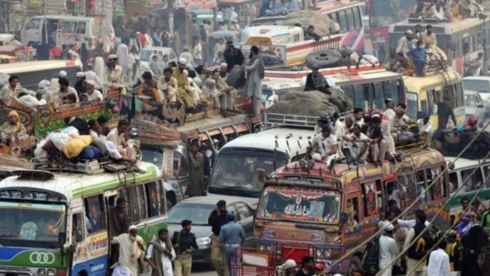 پیٹرول سستا ہوتے ہی عوام کو بڑا ریلیف، ملک بھر میں پبلک ٹرانسپورٹ کرایوں میں فوری 15 فیصد کمی