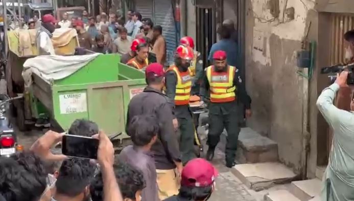 لاہور میں مکان کی چھت گرنے کا المناک حادثہ، 7 افراد جاں بحق، فیصل آباد میں بھی 2 بچے زندگی کی بازی ہار گئے