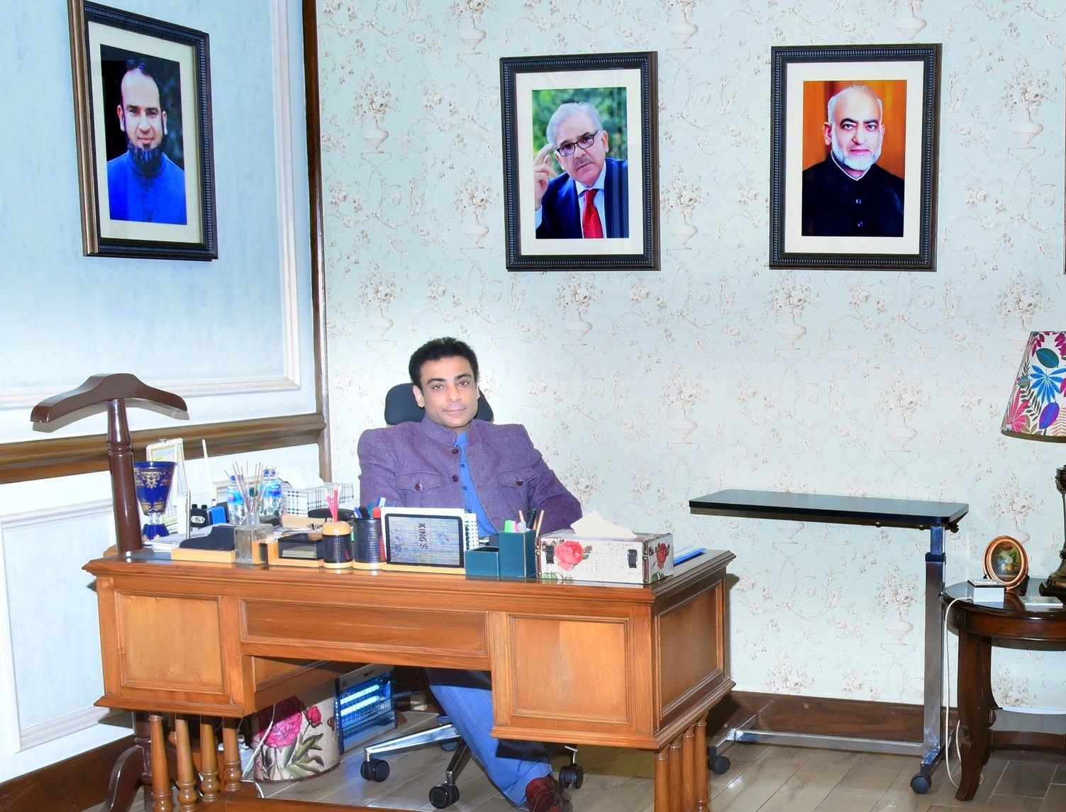 وزیراعظم شہباز شریف کے صاحبزادے حمزہ شہباز نے وزیراعظم ہاؤس میں اپنا دفتر سنبھال لیا۔