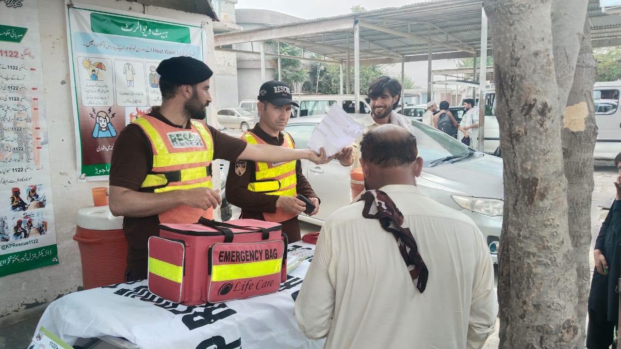 باجوڑ: شدید گرمی اور ہیٹ ویو کے پیشِ نظر ریسکیو 1122 باجوڑ کی جانب سے ہنگامی ریلیف پوائنٹس قائم