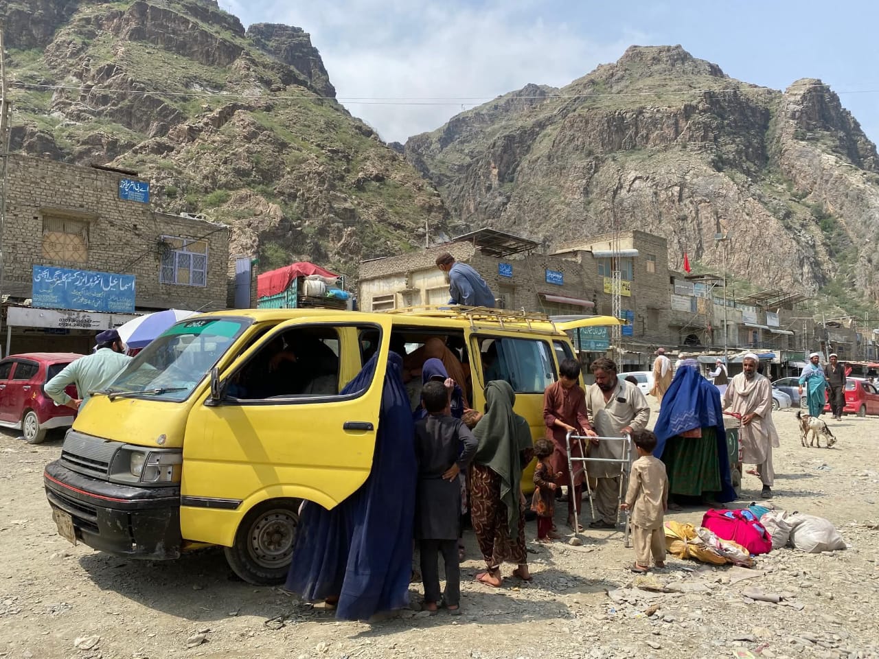 افغان مہاجرین  پر مقدمات درج نہ کرنے کا فیصلہ