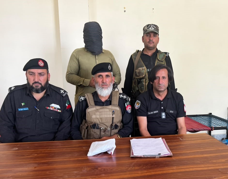 باجوڑ پولیس کی بڑی کارروائی: خار بازار قتل کیس کا نامزد ملزم آلہ قتل سمیت گرفتار۔