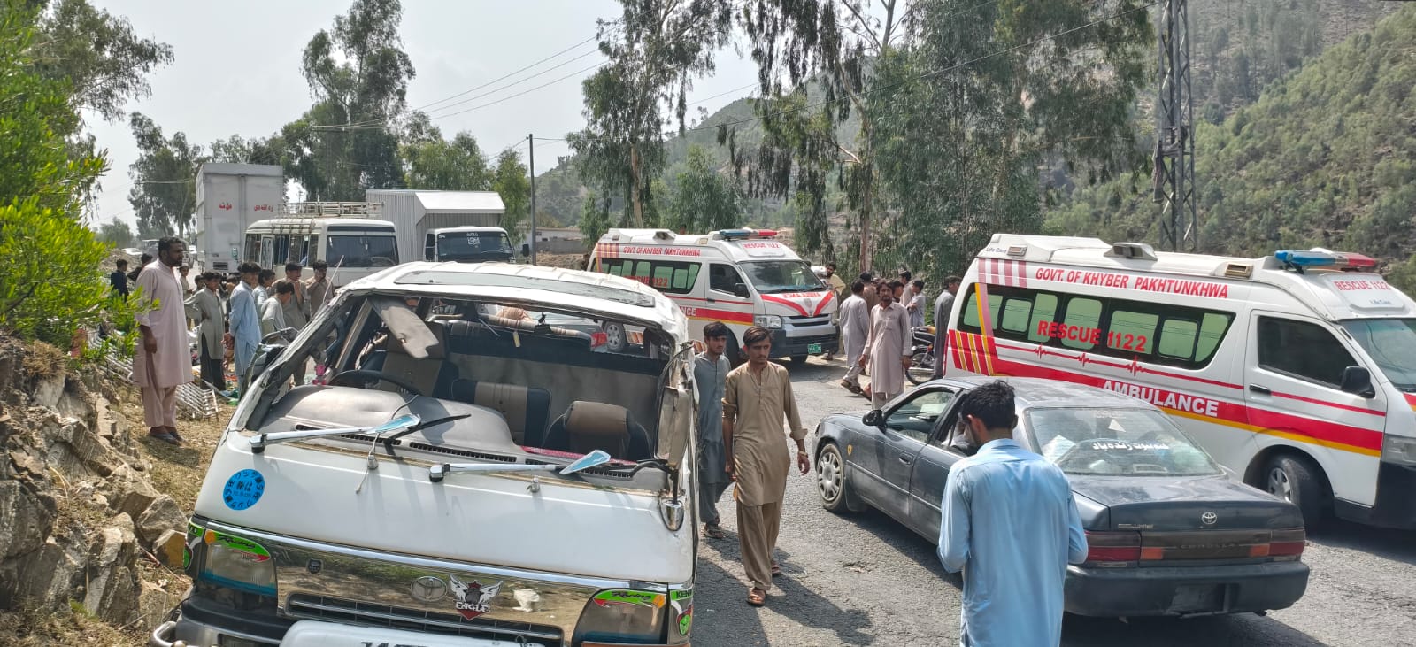 لوئر دیر: شگوکس کے مقام پر مسافر فلائنگ کوچ کو حادثہ، خواتین اور بچوں سمیت 18 مسافر زخمی، تیمرگرہ اسپتال منتقل 
