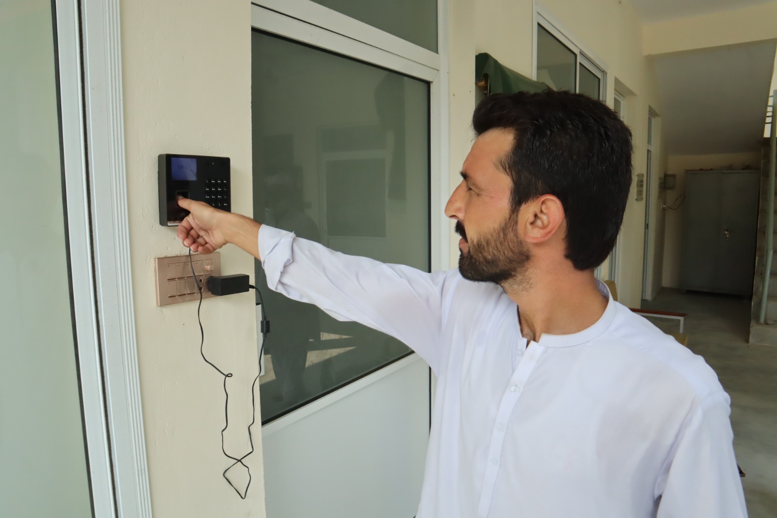 دیر لوئر: صوبائی حکومت کی گڈ گورننس پالیسی کے تحت ڈی سی آفس میں بائیومیٹرک حاضری کا نظام نافذ۔
