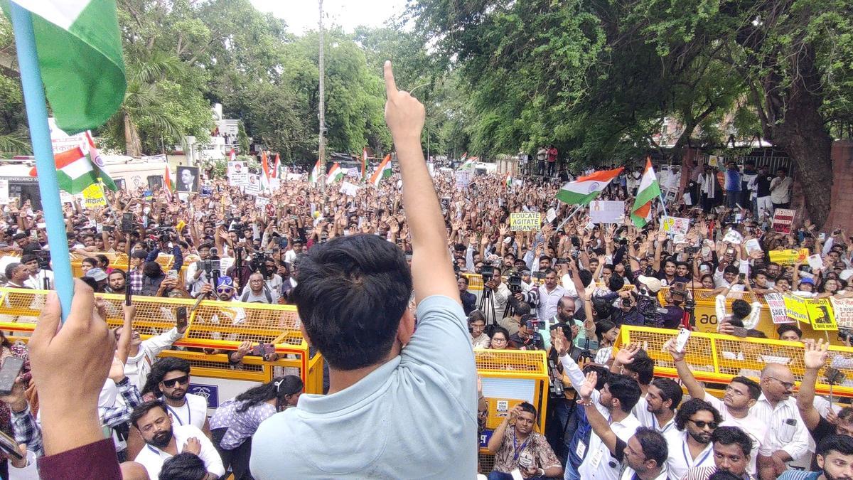 نئی دہلی میں کاکروچ  جنتا پارٹی کے احتجاج کے دوران پاکستان اور پاک فوج کے حق میں نعرے بازی