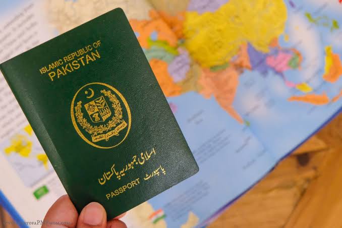 اسلام  آباد: عالمی ادارے ہینلے پاسپورٹ انڈیکس 2026 کی تازہ ترین درجہ بندی کے مطابق پاکستانی پاسپورٹ دنیا بھر میں 100ویں نمبر پر آ گیا ہے