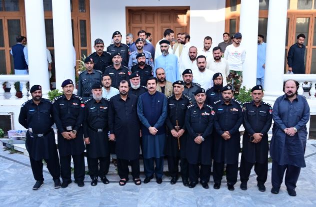  پولیس، سابقہ لیویز اور خاصہ دار فورس نے امن کے قیام کے لیے بے مثال قربانیاں ، صوبائی پولیس کے تنخواہیں اور مراعات باقی صوبوں سے  کم ہیں،  گورنر خیبرپختونخوا 