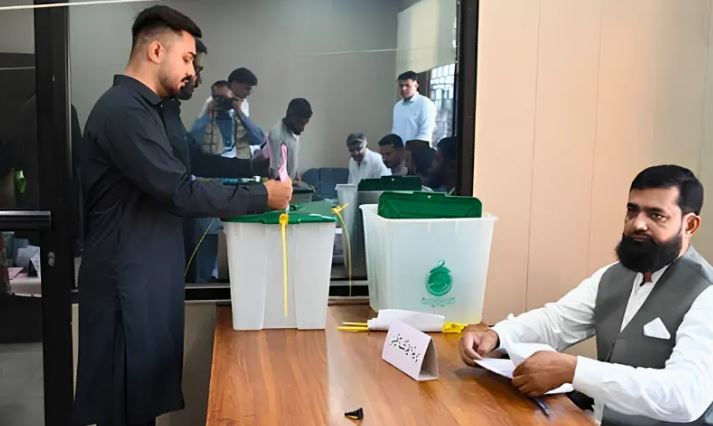 آزاد کشمیر انتخابات کا فیصلہ کن مرحلہ شروع، باغ اور حویلی کے 4 حلقوں میں پولنگ جاری