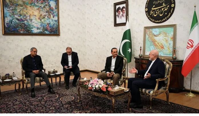 ایران میں اہم ملاقاتیں، عاصم منیر کا دورہ مکمل؛ کشیدگی کم کرنے اور آبنائے ہرمز کھولنے پر اہم پیش رفت