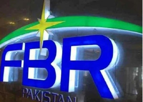 حیدرآباد میں ایف بی آر کا بڑا کریک ڈاؤن، گاڑیوں سمیت سامان تحویل میں لے لیا گیا