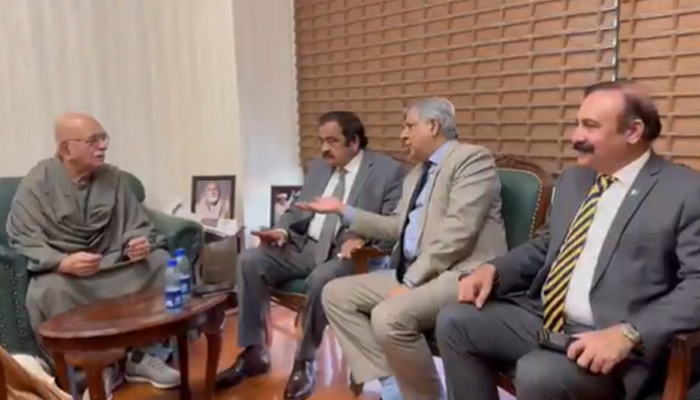 حکومت اور اپوزیشن کے درمیان برف پگھل گئی، حکومتی وفد کی اپوزیشن چیمبر میں محمود خان اچکزئی سے اہم ملاقات۔