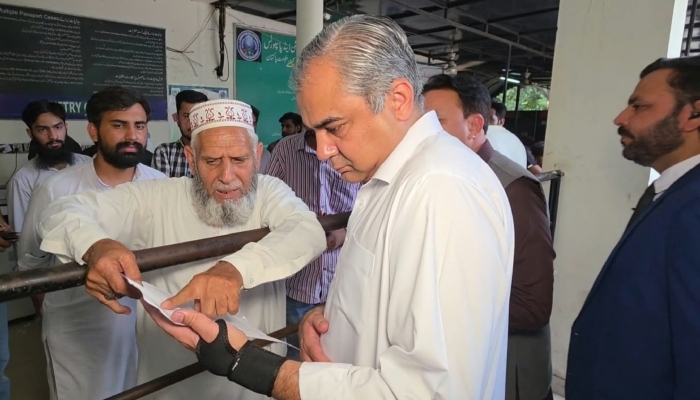 وفاقی وزیر داخلہ محسن نقوی کا پاسپورٹ آفس کا سرپرائز دورہ، فرائض میں غفلت پر انچارج عہدے سے برطرف