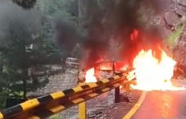 بریک فیل، ایک ٹکر اور پھر آگ کا خوفناک طوفان، گاڑی لمحوں میں راکھ بن گئی،شوگراں روڈ پر المناک حادثہ، ایک لمحے میں سب کچھ جل کر راکھ