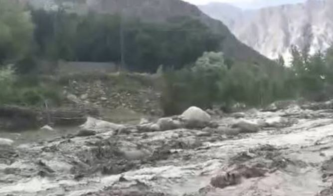 طوفانی بارشوں نے تباہی مچا دی، چلاس میں قیمتی جانیں ضائع، بابوسر شاہراہ بند