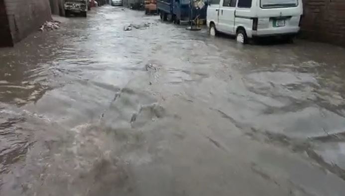 راولپنڈی میں موسلا دھار بارش، نالہ لئی خطرناک سطح تک پہنچ گیا؛ قریبی آبادی کو انخلا کی ہدایت جاری کردی گئی۔ 