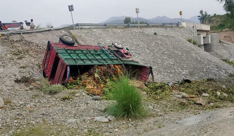 باجوڑ ناوگئی روڈ زور بندر میں ٹرک الٹنے کے حادثے میں ڈرائیور جان بحق