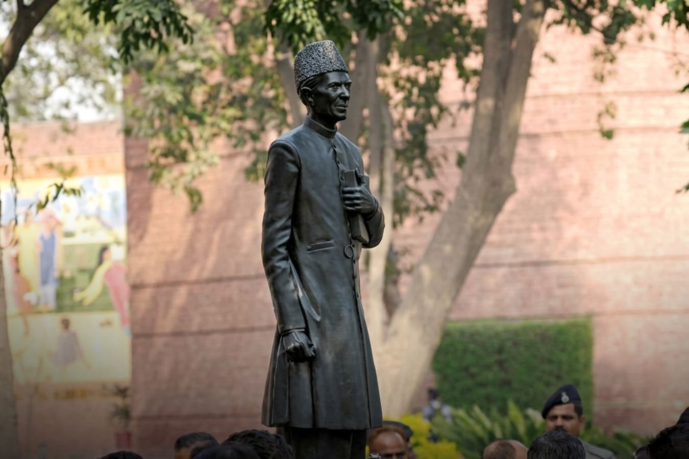 واشنگٹن میں پاکستانی سفارت خانے میں باباۓ قوم   قائد اعظم محمد علی جناح کے خوبصورت مجسمہ نصب