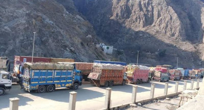 طورخم: افغانستان کے لیے مزید 724 امدادی ٹرک روانگی کے لیے تیار 
