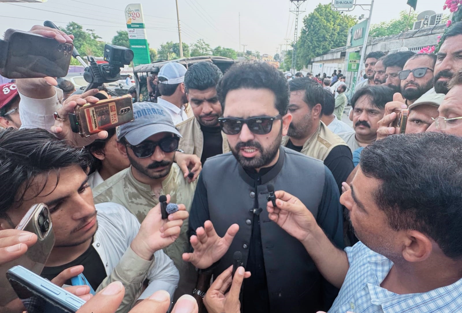 عدالتی احکامات کے باجود اڈیالہ جیل کے حکام عمران خان سے ملاقات کروانے سے انکاری ۔ سہیل آفریدی