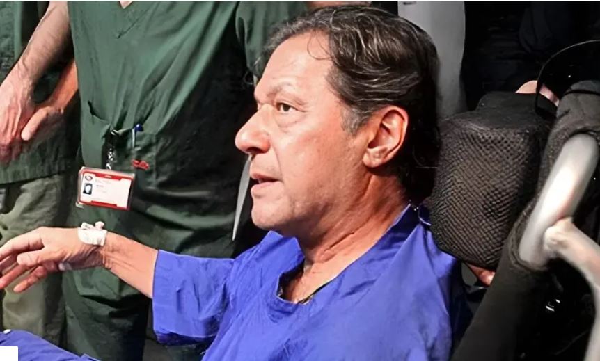 ماہر امراض چشم کے علاج کے بعد عمران خان کی ایک آنکھ تقریباً نارمل ہوچکی ہے۔جیل انتظامیہ کا دعویٰ