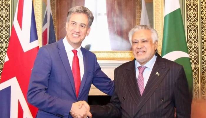 پاکستان اور برطانیہ کا تمام شعبوں میں تعاون بڑھانے پر  اتفاق، اسحاق ڈار کی لندن میں اہم ملاقاتیں