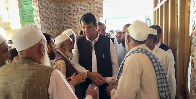 وفاقی وزیر امیر مقام کا سیدو شریف ہسپتال سوات کا دورہ، کبل دھماکے کے زخمیوں کی عیادت