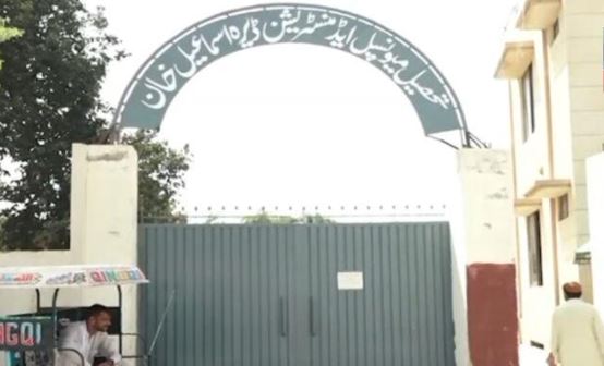 سابق وزیراعلیٰ علی امین گنڈاپور کے حلقے میں 6 ماہ سے تنخواہیں بند، ٹی ایم اے ملازمین سڑکوں پر آگئے