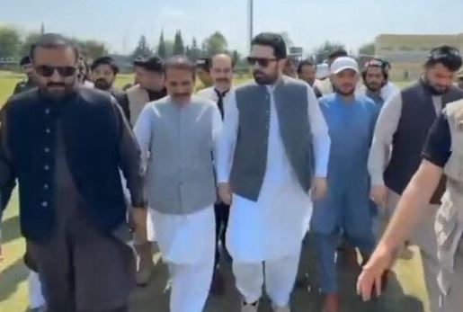 کوہاٹ دھماکے کے بعد سہیل آفریدی شہداء کی تعزیت اور زخمیوں کے عیادت کے لیے کوہاٹ پہنچ گئے۔ 
