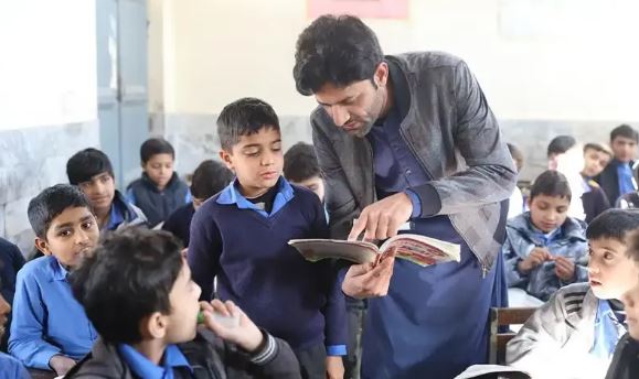 پیٹرول بحران کا اثر، خیبرپختونخوا کے تعلیمی ادارے ہفتے میں 2 دن بند رکھنے کا فیصلہ