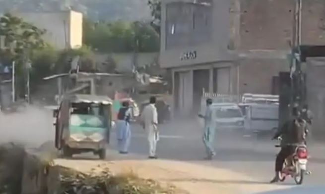 جنید اکبر کا پرتشدد بیان، مالاکنڈ میں فائرنگ، پی ٹی آئی رہنما کے گارڈز  کے فائر سے 2 لیویز اہلکار زخمی 