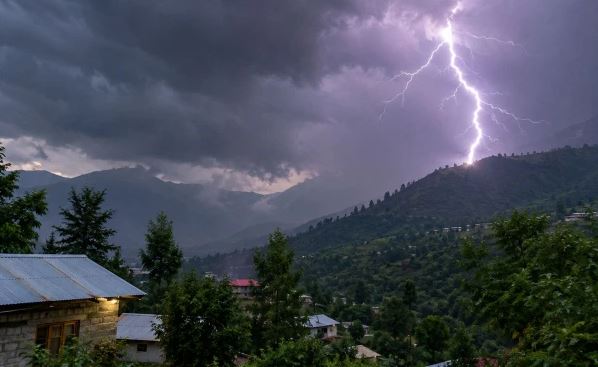 مانسہرہ میں آسمانی بجلی نے 2 کمسن بہنوں کی جان لے لی، 3 افراد زخمی