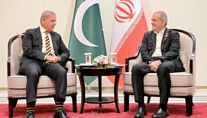 شنگھائی تعاون تنظیم اجلاس: وزیر اعظم شہباز شریف کی ایرانی صدر ڈاکٹر مسعود پزشکیان سے بشکیک میں اہم ملاقات۔