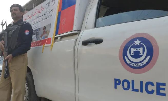 بڈھ بیر میں قبروں کی بے حرمتی کا مبینہ ملزم پولیس ٹیم پر حملے میں ہلاک، 6 حملہ آور فرار