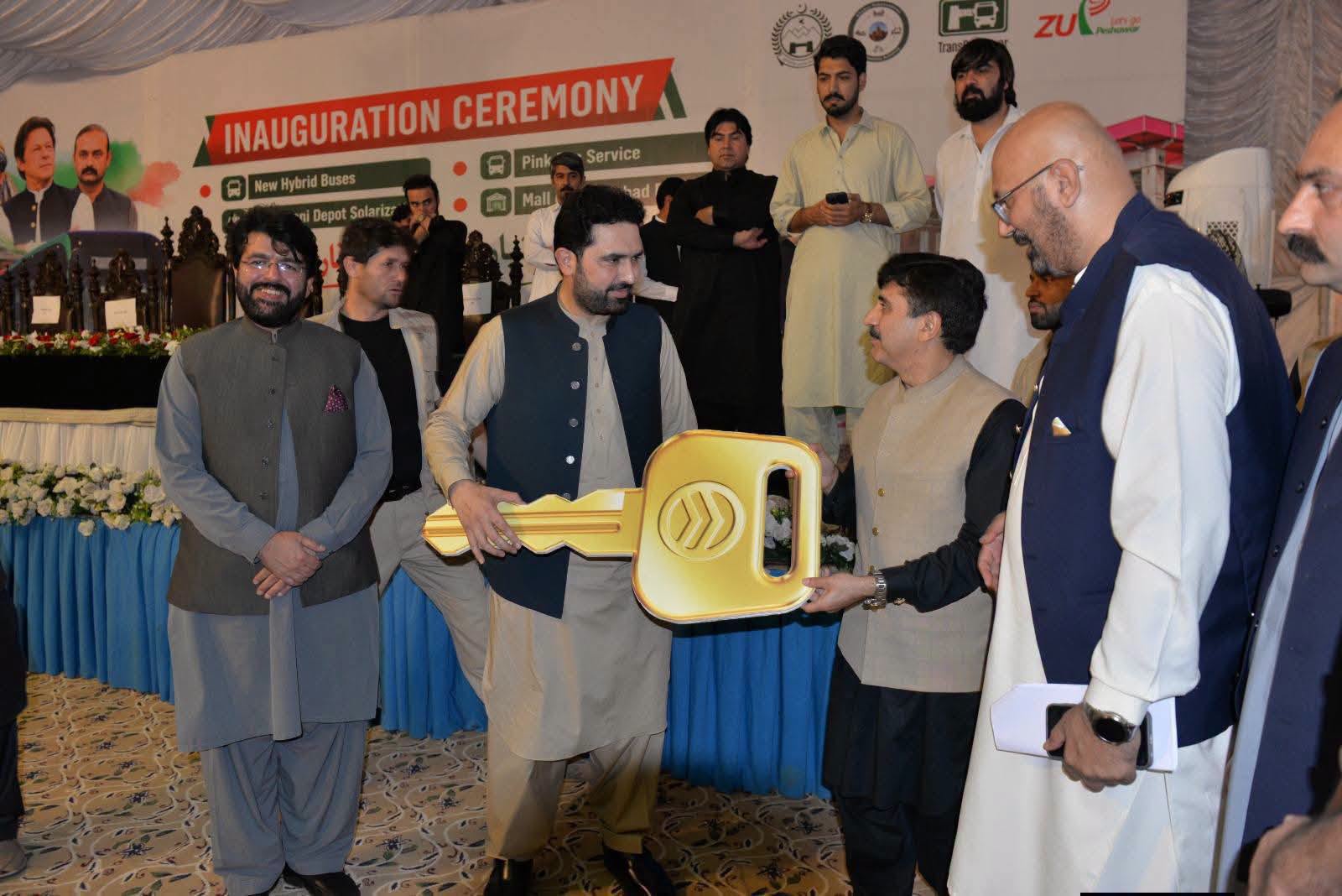 پشاور: وزیراعلیٰ نے خواتین کے لیے بی آر ٹی میں 10 خصوصی پنک بسوں کا افتتاح کردیا