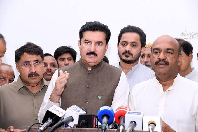  یہ احتجاج کے لیے اپنے صوبے کا بارڈر بھی پار نہیں کر سکیں گے، ڈی چوک پر الٹا لٹکنے سے بھی لیڈر آزاد نہیں ہوگا۔