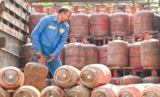 سردیوں کی آمد سے قبل ہی ایل پی جی کی قیمتیں آسمان کو چھونے لگیں