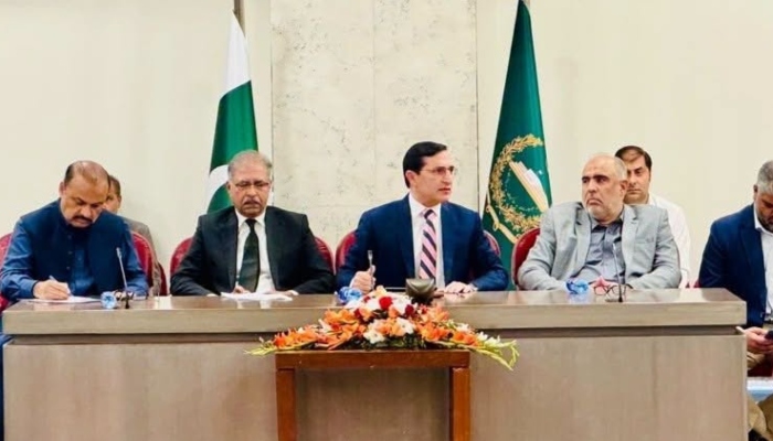  پی ٹی آئی کے پارلیمانی پارٹی اجلاس کی اندرونی کہانی سامنے آگئی، مذاکراتی اختیارات اور مستقبل کی حکمتِ عملی پر رہنماؤں میں شدید اختلافات کا انکشاف