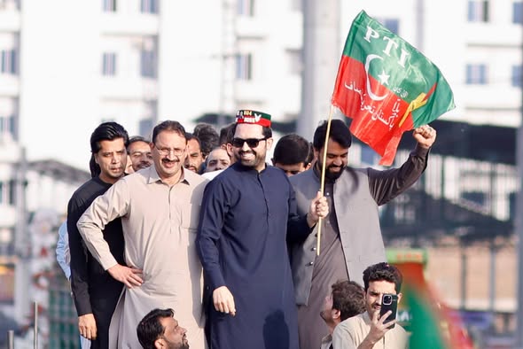 پشاور ہائیکورٹ کا سہیل آفریدی کو نوٹس، سرکاری وسائل کے استعمال پر جواب طلب