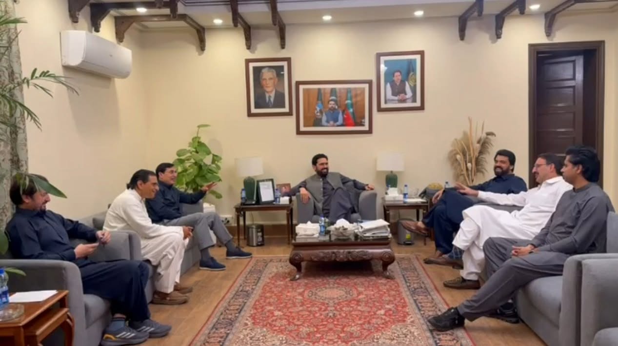 پشاور: وزیر اعلیٰ ہاؤس میں پی ٹی آئی کی سینئر قیادت کا اہم ترین اجلاس، لانگ مارچ کی حکمتِ عملی پر تفصیلی مشاورت