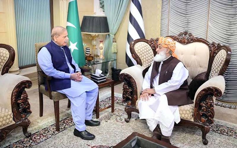 سربراہ جے یو آئی مولانا فضل الرحمان کی صبح 6 بجے وزیراعظم ہاؤس آمد۔